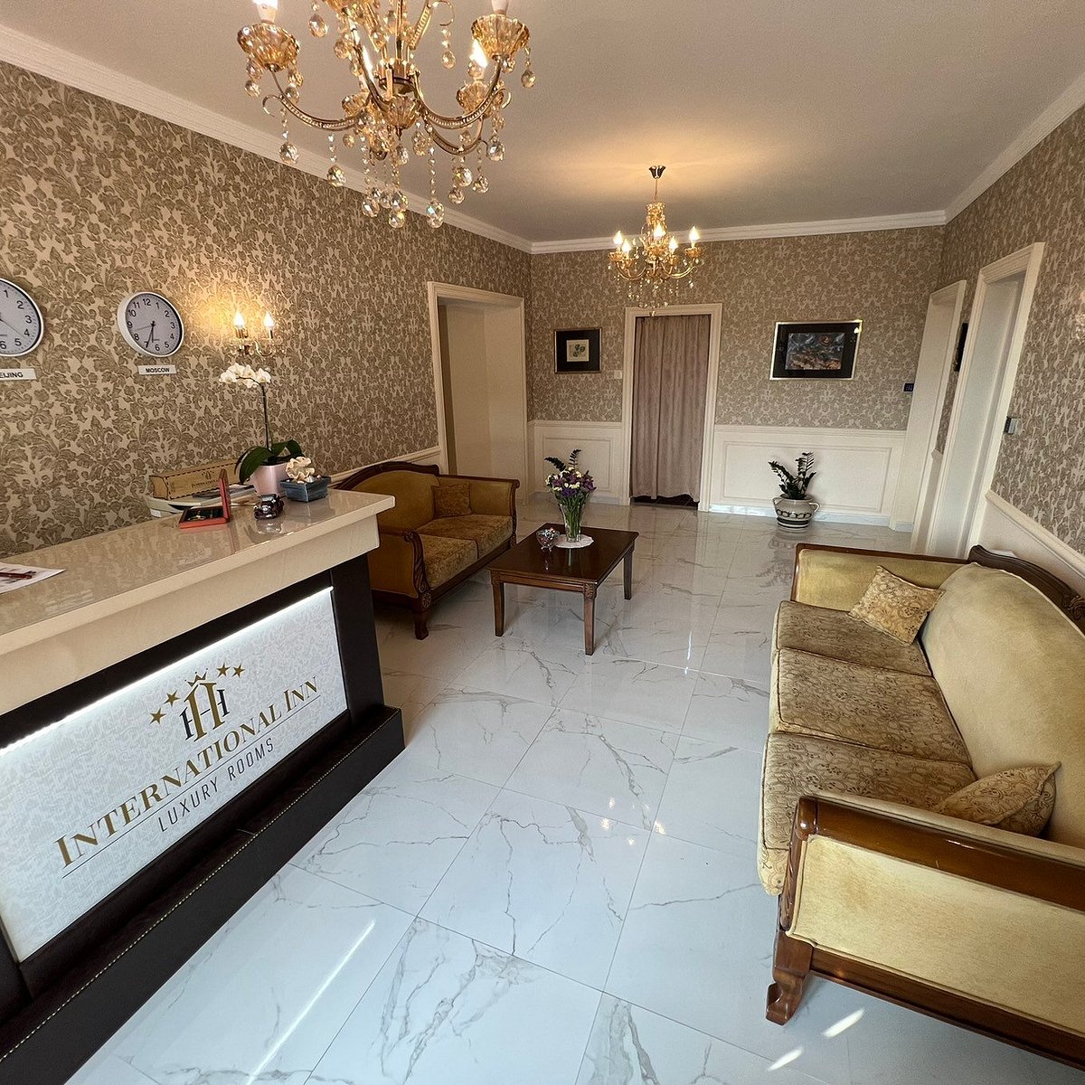 Recepcija objekta International Inn Paraćin, mermerni pod, lusteri i elegantan enterijer
